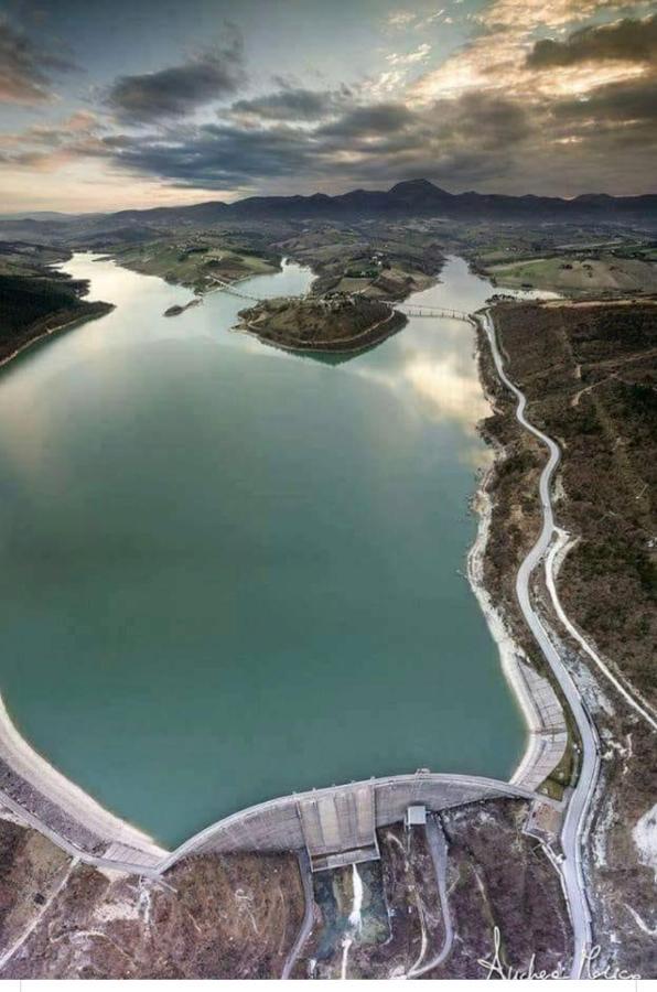 Colle Sul Lago Cingoli Esterno foto