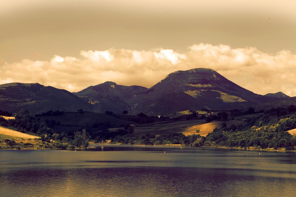 Colle Sul Lago Cingoli Esterno foto