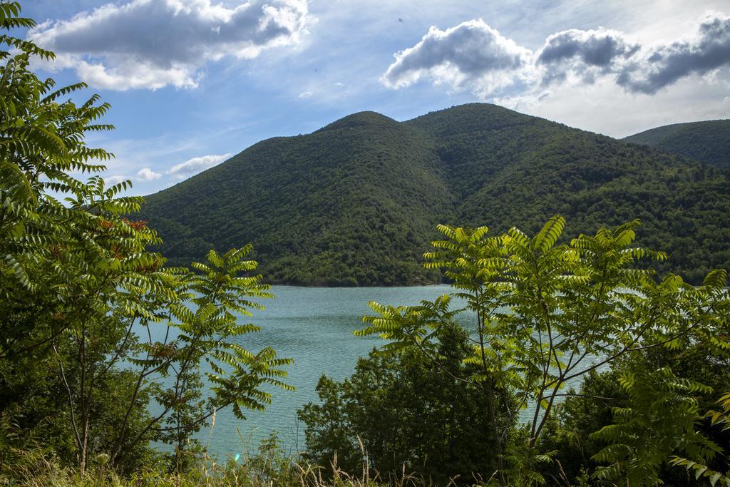 Colle Sul Lago Cingoli Esterno foto