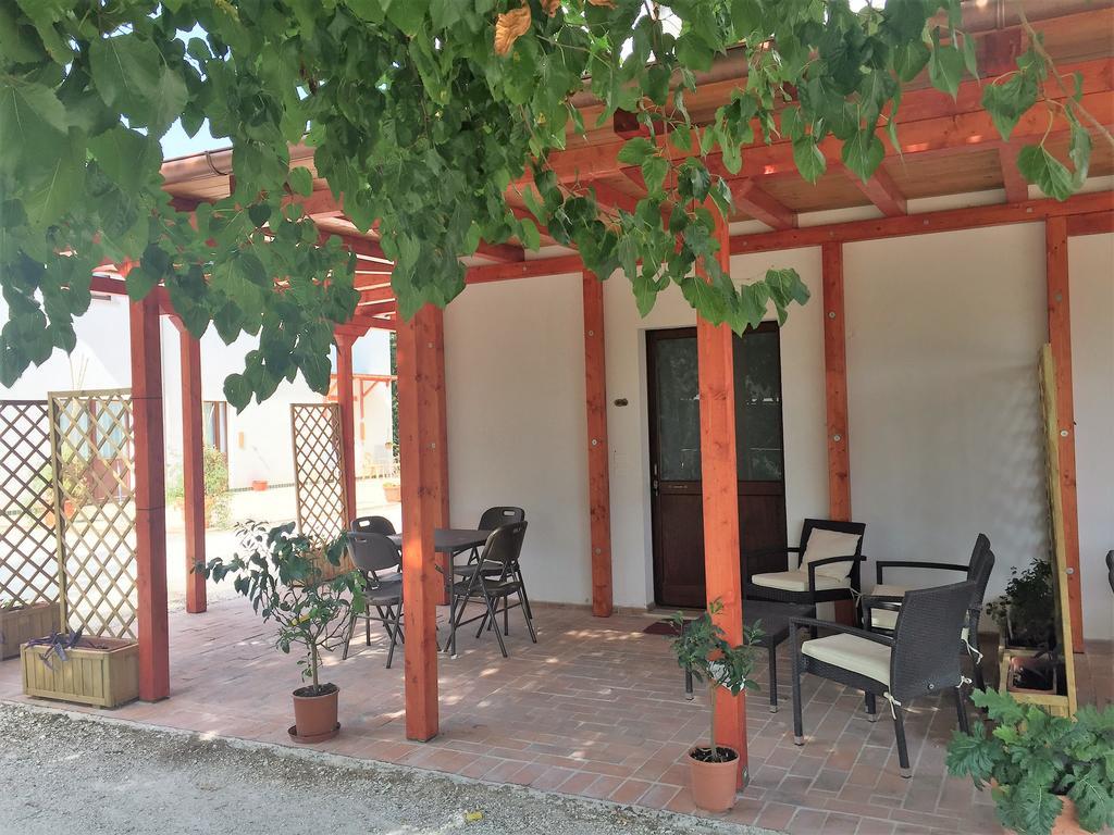 Colle Sul Lago Cingoli Esterno foto